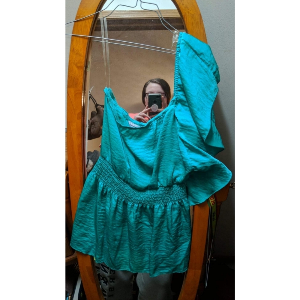 One shoulder shirt